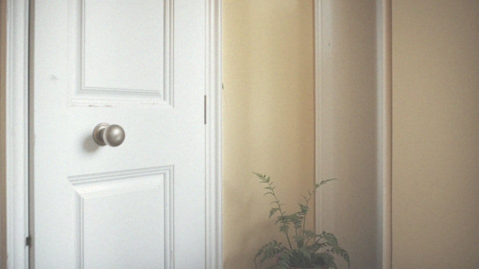 Na jakie czynniki zewnętrzne narażone są drzwi wewnętrzne?