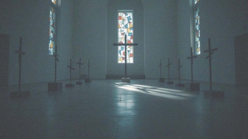 Jakie są współczesne interpretacje rys historycznych 15 stacji?