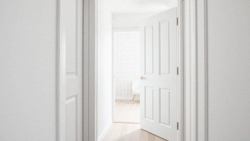 Białe drzwi malowane czy w okleinie? Poradnik wyboru dla Twojego wnętrza