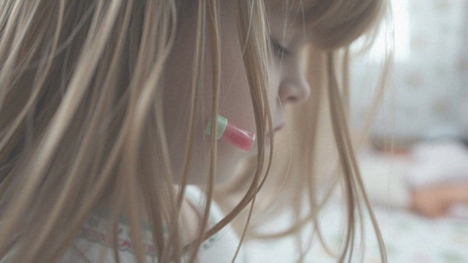 Guma we włosach – sprawdzone metody na usunięcie problemu