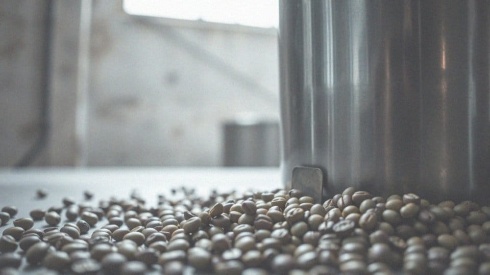 Jak powstaje kawa bezkofeinowa? Metody, właściwości i korzyści